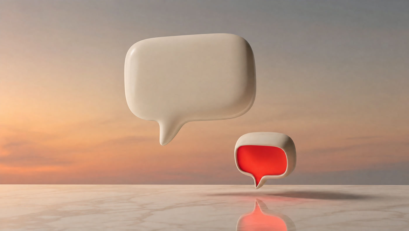 Zwei schwebende Sprechblasen, die kleinere glüht rot, 3D-Illustration
