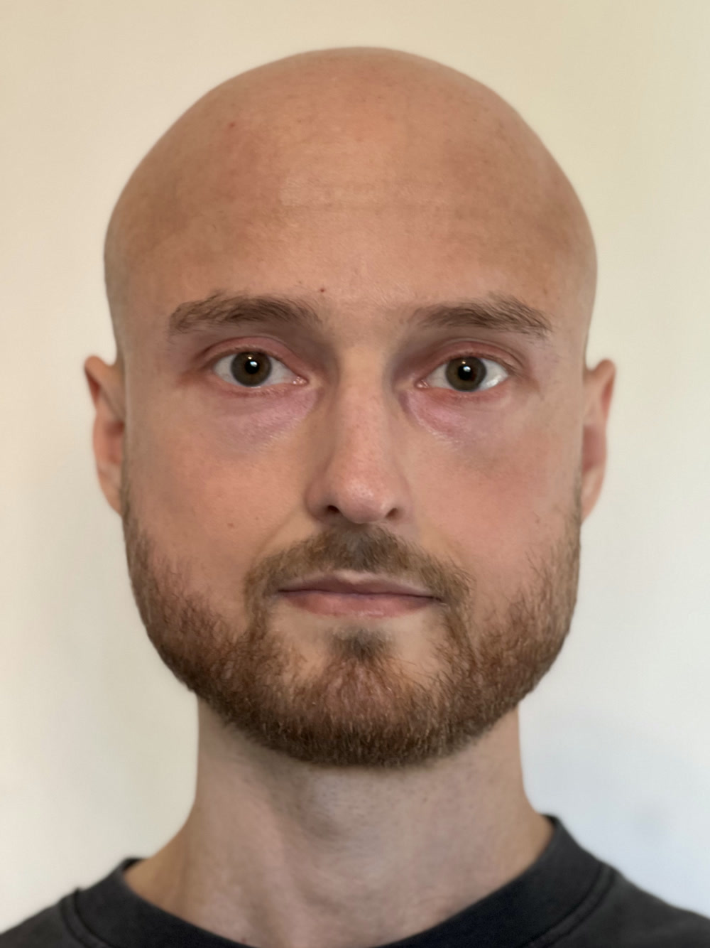 Ole Wilkens, Gründer von Klarkidigital, Porträt vor heller Wand